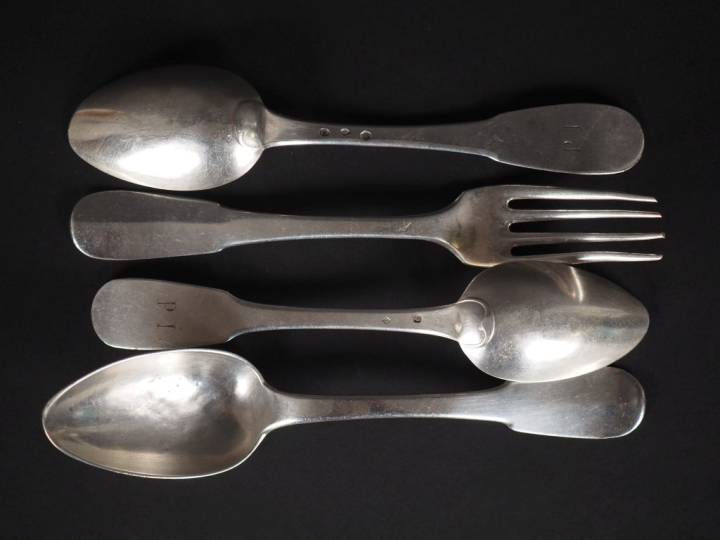 Un grand couvert et deux grandes cuillères en argent, modèle uniplat. 
