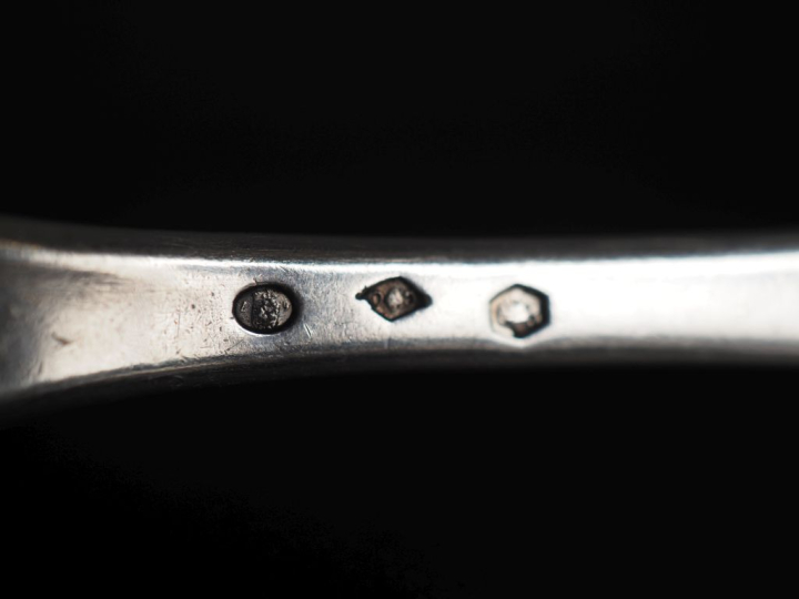 Un grand couvert et deux grandes cuillères en argent, modèle uniplat. 