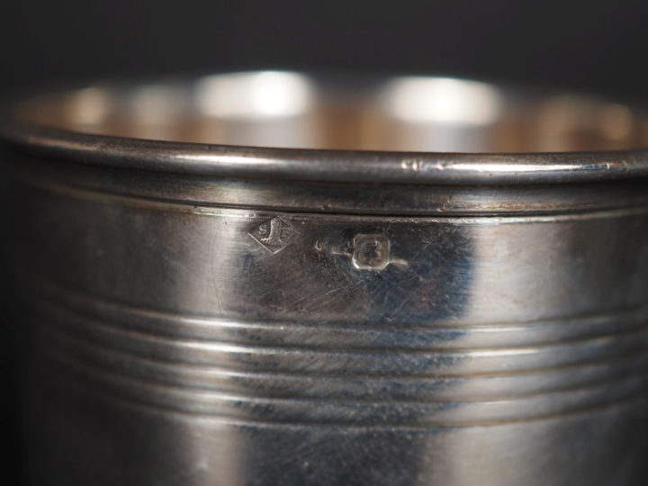Timbale en argent 925, poinçon Minerve, à décor de cinq liserés.  Poid