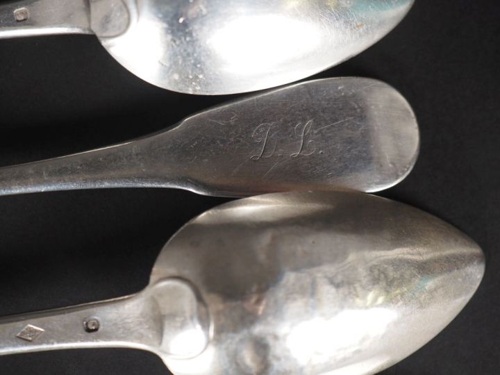Deux grandes cuillères assorties en argent 925, poinçon Minerve, modèl