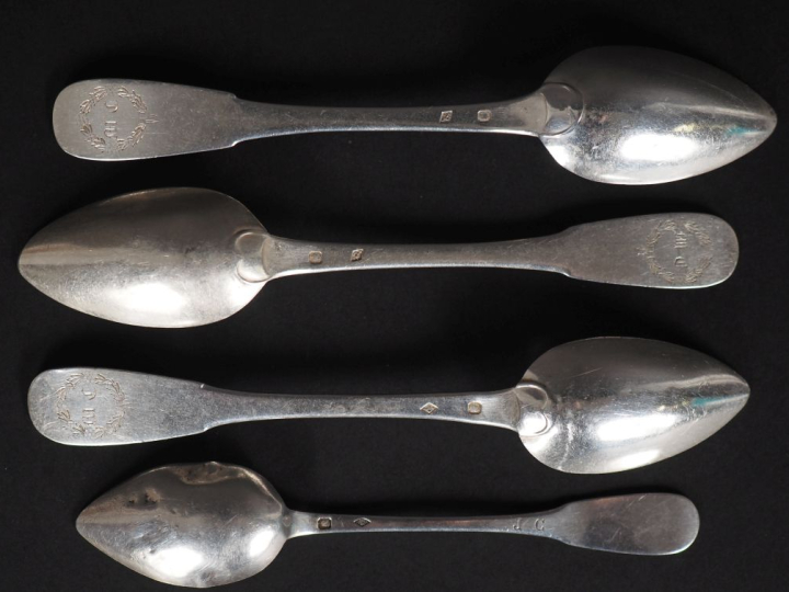 Ensemble comprenant :  - trois petites cuillères assorties en argent 9