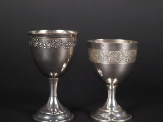 Vente aux enchères Ensemble comprenant :  - un coquetier de style Louis XVI en argent 925