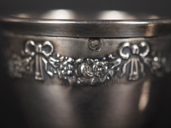 Ensemble comprenant :  - un coquetier de style Louis XVI en argent 925