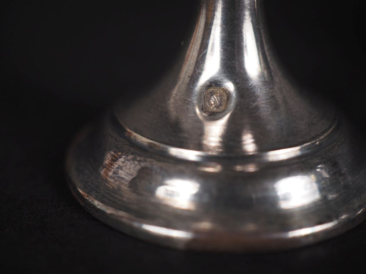 Ensemble comprenant :  - un coquetier de style Louis XVI en argent 925