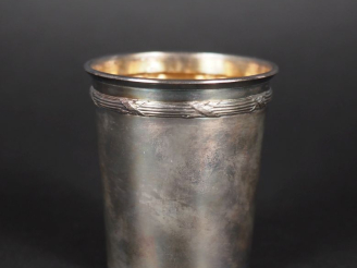 Vente aux enchères Timbale à fond plat de style Louis XVI en argent 925, poinçon Minerve,
