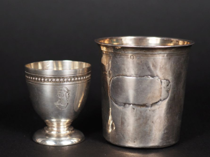 Coquetier en argent 925, poinçon Minerve à décor de perles on y joint 
