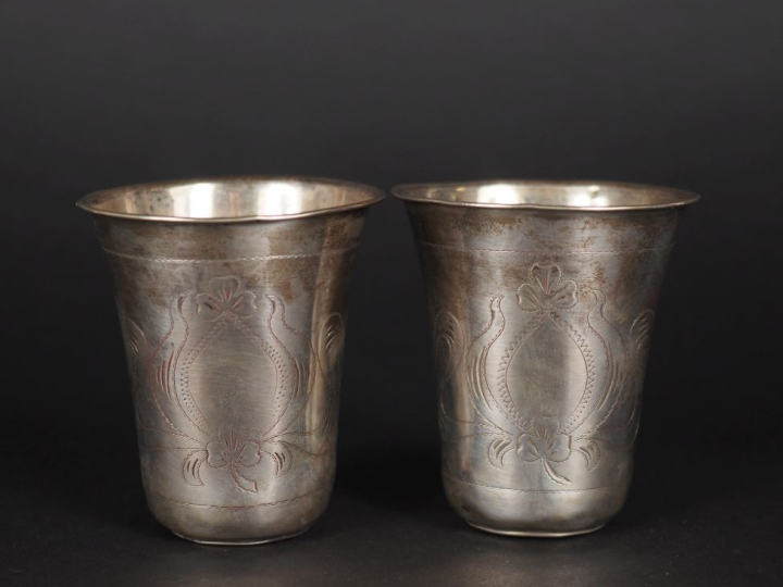 Paire de petites timbales de forme tulipe en argent, à décor gravé de 
