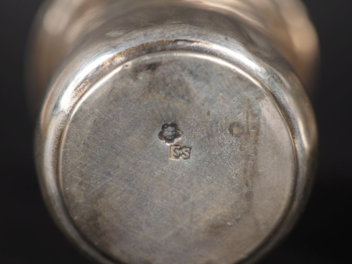 Paire de petites timbales de forme tulipe en argent, à décor gravé de 