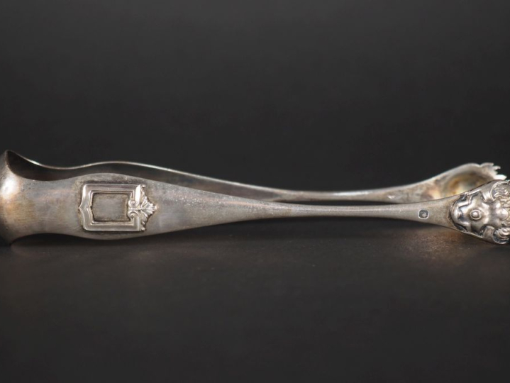 Pince à sucre en argent 925, poinçon Minerve, à décor d'écussons appli