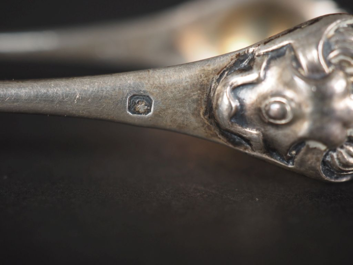Pince à sucre en argent 925, poinçon Minerve, à décor d'écussons appli