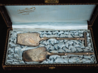 Vente aux enchères Deux pelles à beurre assorties en argent 925, poinçon Minerve, à décor