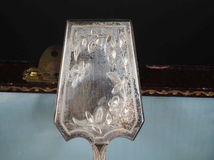 Deux pelles à beurre assorties en argent 925, poinçon Minerve, à décor