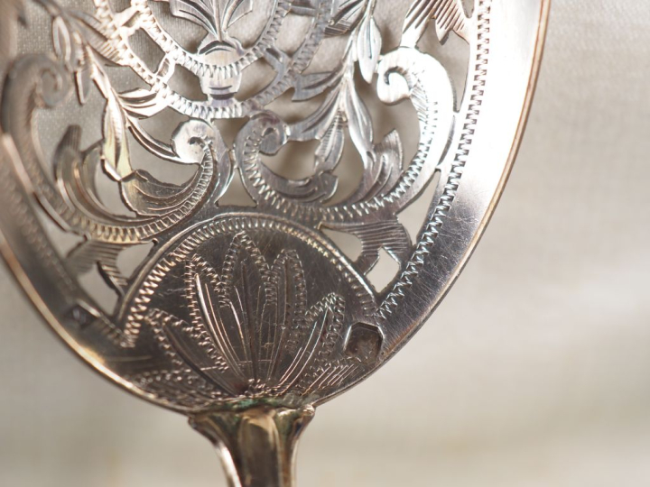 Nécessaire à douceurs quatre pièces de style Louis XV en argent 925, p