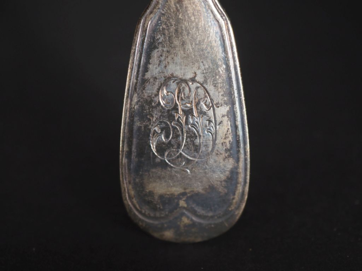 Grande cuillère en argent 925, poinçon Minerve, modèle à filet.  Monog
