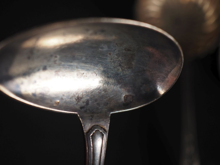 Ensemble comprenant :  - une cuillère à bouillie en argent 925, poinço