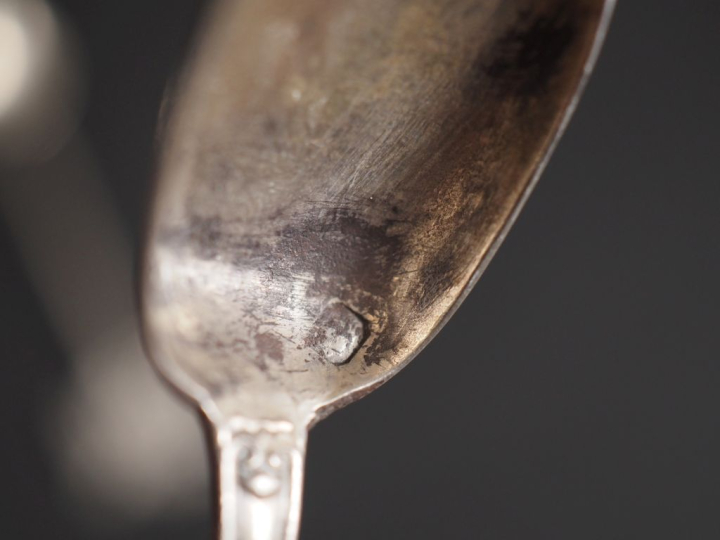 Ensemble comprenant :  - une cuillère à bouillie en argent 925, poinço