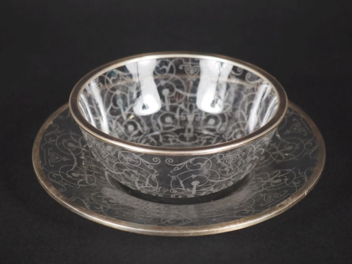 Ravissant rince doigts et sa soucoupe en verre gravé, à décor de lambr