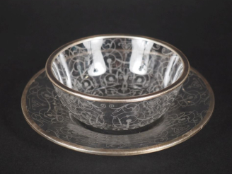 Vente aux enchères Ravissant rince doigts et sa soucoupe en verre gravé, à décor de lambr