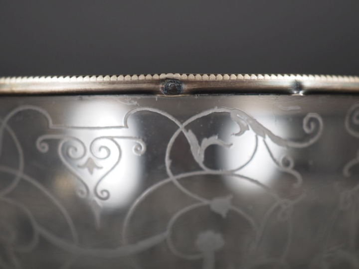 Ravissant rince doigts et sa soucoupe en verre gravé, à décor de lambr
