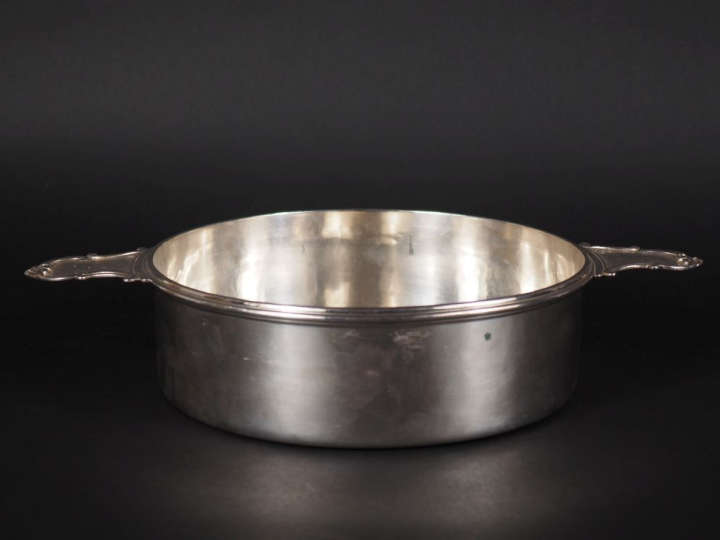 Bouillon à oreilles en argent étranger. Poids : 825 g
