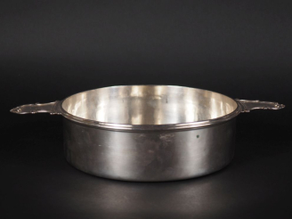 Vente aux enchères Bouillon à oreilles en argent étranger. Poids : 825 g