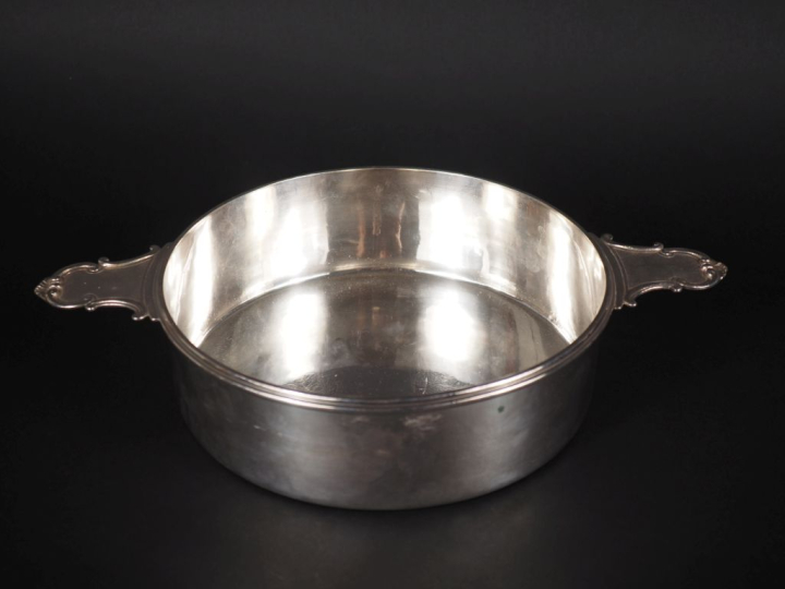 Bouillon à oreilles en argent étranger. Poids : 825 g