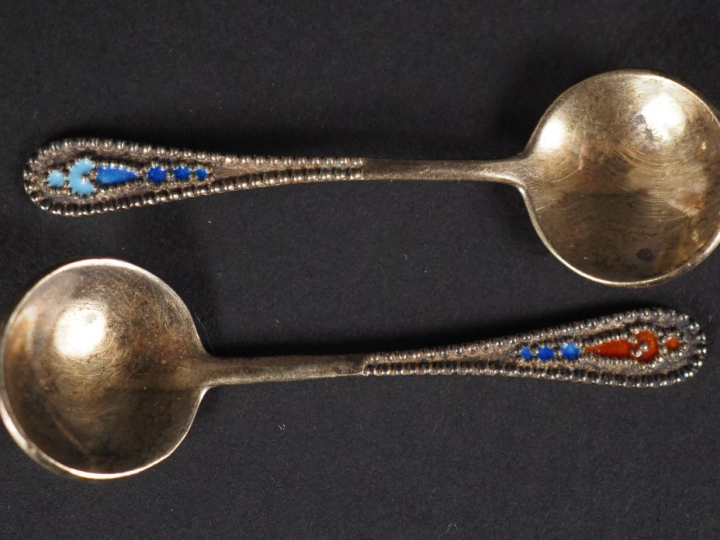 Six cuillères à café Russe en vermeil 875 et une paire de pelles à sel