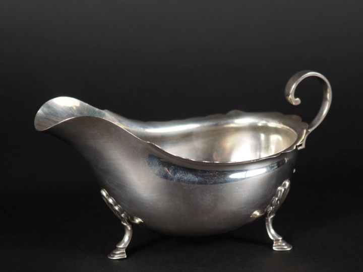 Saucière en argent anglais.  Piétement tripode terminé en sabot de bic