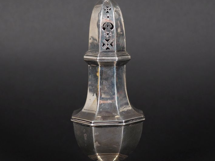 Saupoudroir à pans coupés en argent anglais.  H. 18 cm Poids. 96 g