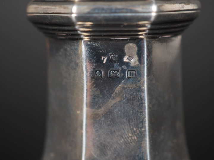 Saupoudroir à pans coupés en argent anglais.  H. 18 cm Poids. 96 g