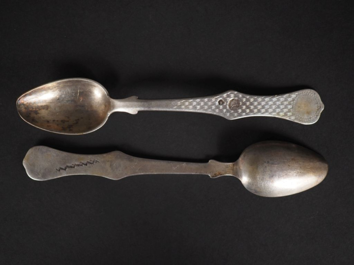 Paire de cuillères en argent étranger, à décor gravé de vaguelettes et