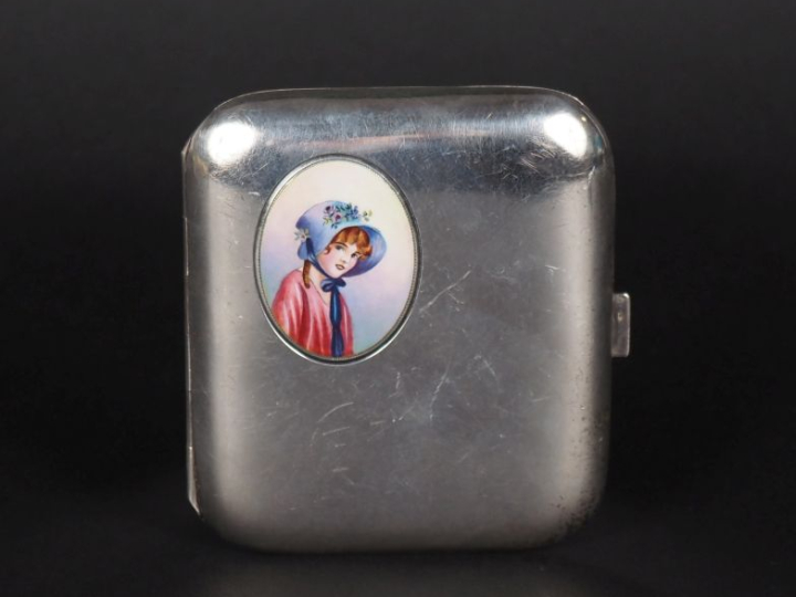 Etui à cigarettes en argent 935, orné d'une miniature figurant une élé