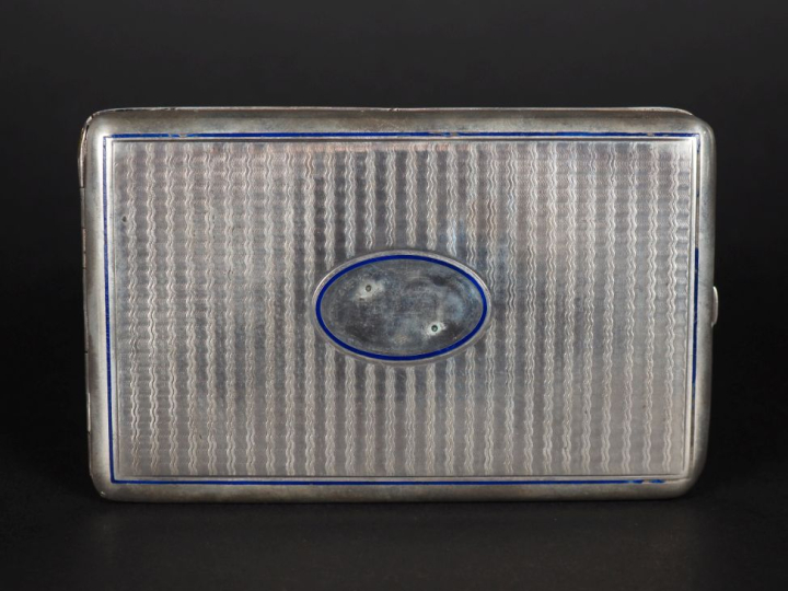 Etui à cigarettes en argent 800, à décor de vaguelettes et de médaillo