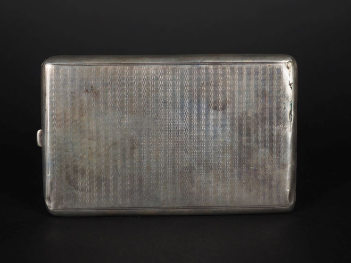 Etui à cigarettes en argent 800, à décor de vaguelettes et de médaillo