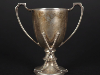 Vente aux enchères Coupe à anses miniature à décor de cannes de hockey en argent anglais.