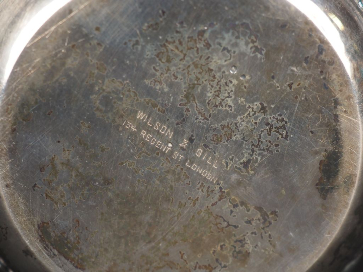 Tasse de style rocaille en argent anglais, à décor au repoussé de rinc