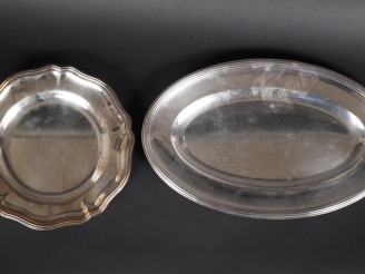 Vente aux enchères CHRISTOFLE.  2 différents plats en métal argenté.