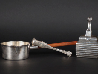 Vente aux enchères CHRISTOFLE.  Pince à asperges et casserole manche rapporté en métal ar