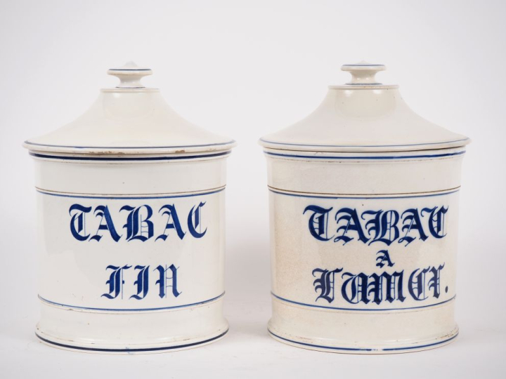 VIEILLARD à Bordeaux. Paire de pots à tabac en faience fine, décor de 