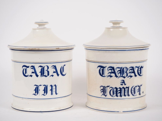 Vente aux enchères VIEILLARD à Bordeaux. Paire de pots à tabac en faience fine, décor de 