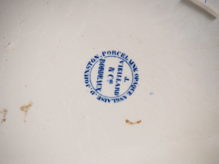 VIEILLARD à Bordeaux. Paire de pots à tabac en faience fine, décor de 