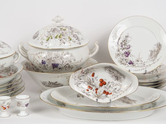 Partie de service de table 1900 en porcelaine à décor polychrome et ch