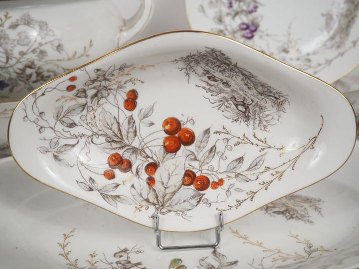 Partie de service de table 1900 en porcelaine à décor polychrome et ch
