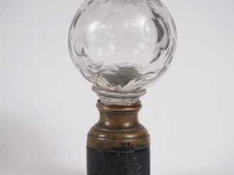 Vente aux enchères Boule d'escalier en verre ou cristal à décor moulé de motifs géométriq