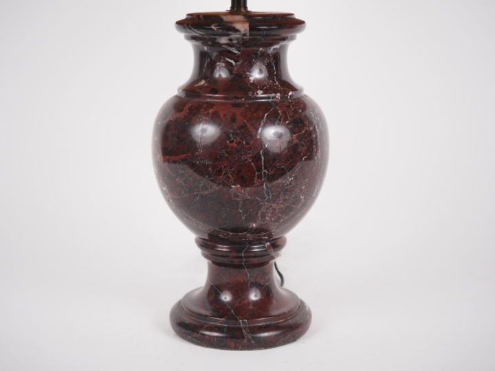 Balustre en marbre mauve, monté en lampe. H. 25 cm