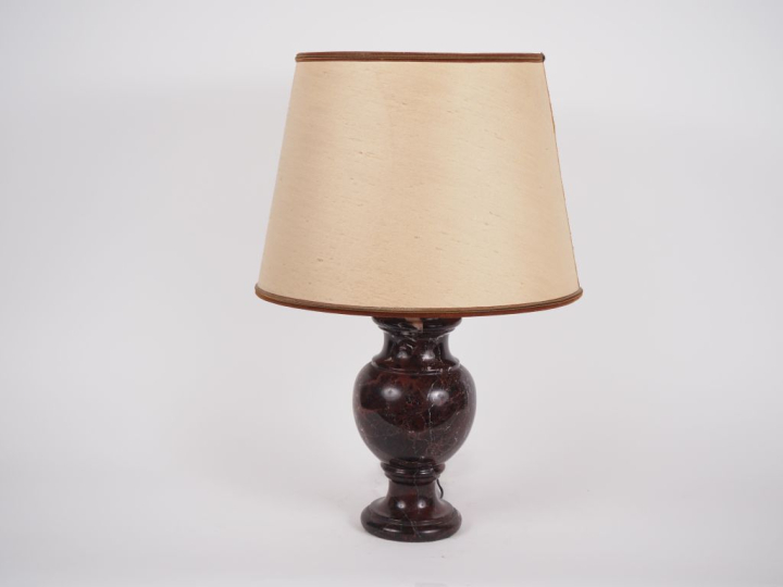 Balustre en marbre mauve, monté en lampe. H. 25 cm
