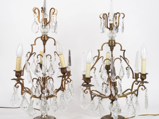Vente aux enchères Paire de girandoles à pampilles de style Louis XV en métal et cristal 