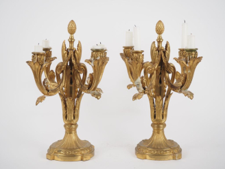 Vente aux enchères LELIEVRE.  Paire de candélabres de style Louis XVI en bronze ciselé et