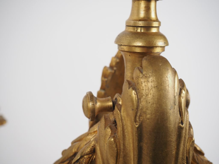 LELIEVRE.  Paire de candélabres de style Louis XVI en bronze ciselé et