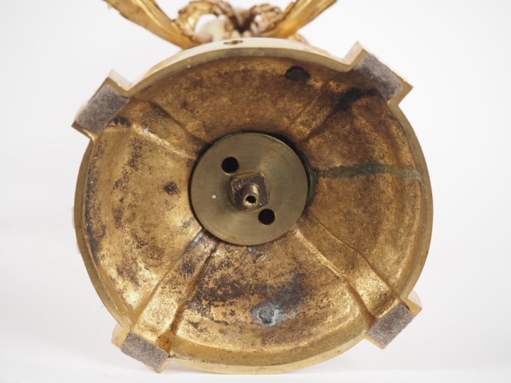 LELIEVRE.  Paire de candélabres de style Louis XVI en bronze ciselé et